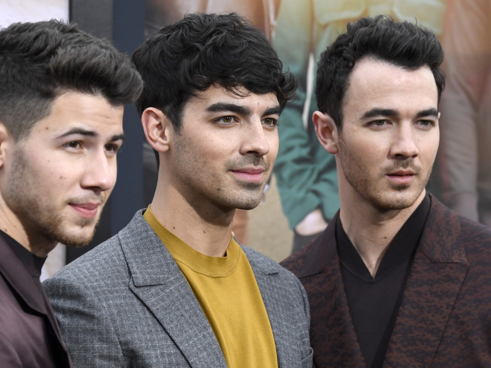 VIDEO | Jonas Brothers au recreat o secvență celebră din filmul „Camp Rock”, după 12 ani!