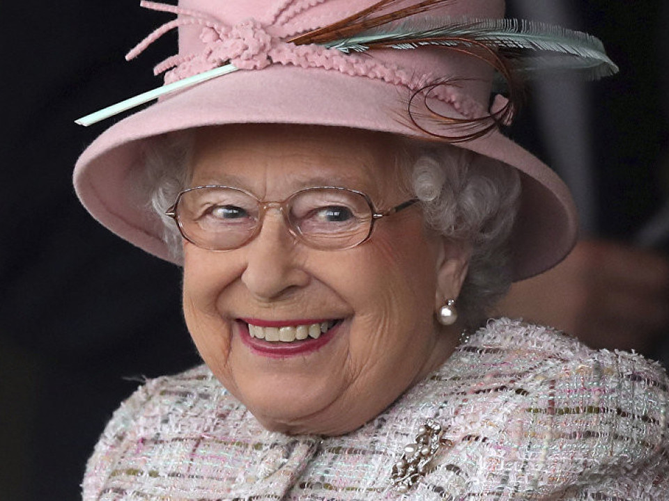 Regina Marii Britanii are o mână falsă? 