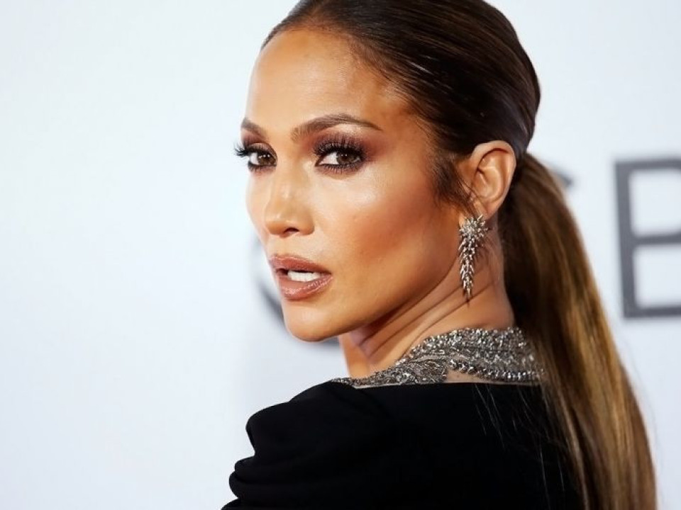 VIDEO | Jennifer Lopez îți spune cum ar trebui să agăți pe Tinder