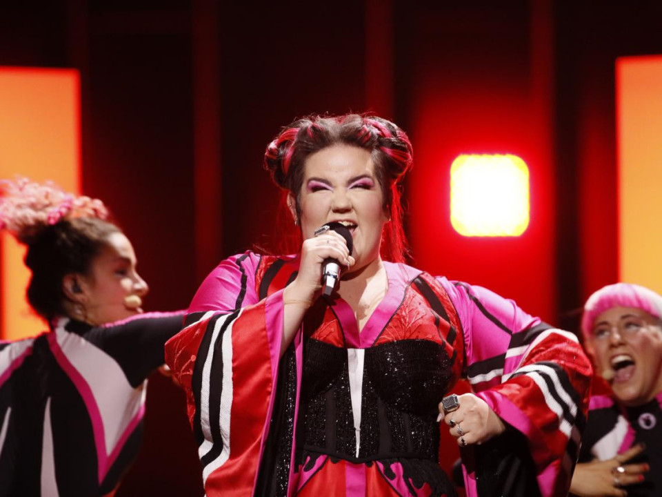VIDEO | O piesă cu cotcodăceli ar avea șanse să câștige Eurovisionul