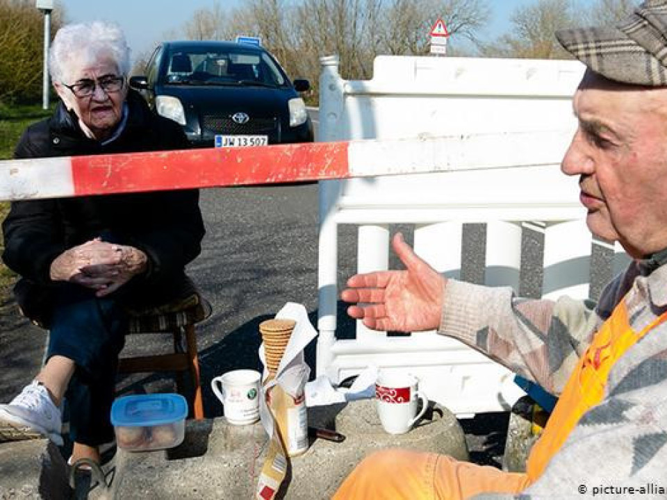 Dragostea nu are bariere! Un cuplu de vârstnici își dă întâlnire zilnic la granița dintre Germania și Danemarca