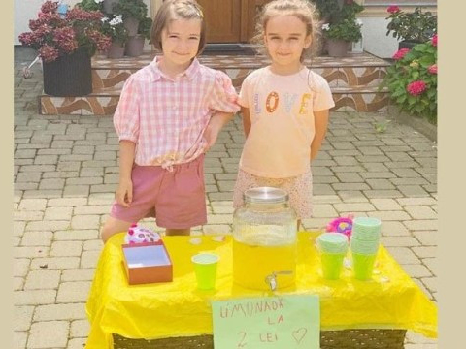 FOTO | Două fetițe din Botoșani au vândut limonadă în stradă pentru a ajuta copiii aflați în suferință!