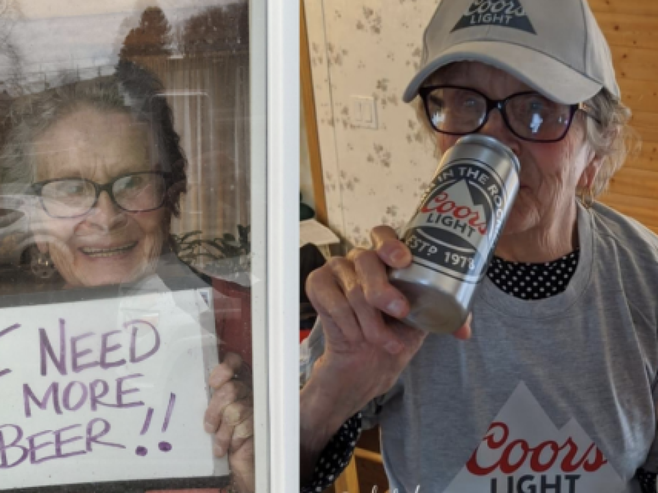 FOTO | O bătrână de 93 de ani, care avea nevoie de mai multă bere în carantină, a primit 150 de doze de la producător!