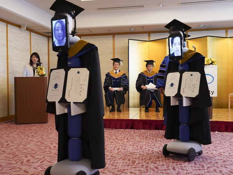 VIDEO | Studenții unei universități din Japonia au fost înlocuiți de roboți la ceremonia de absolvire!
