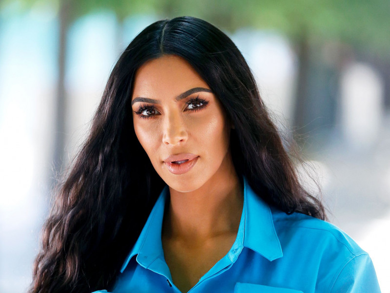 Cum a reacționat Kim Kardashian când și-a văzut tatăl vitreg îmbrăcat în haine de femeie