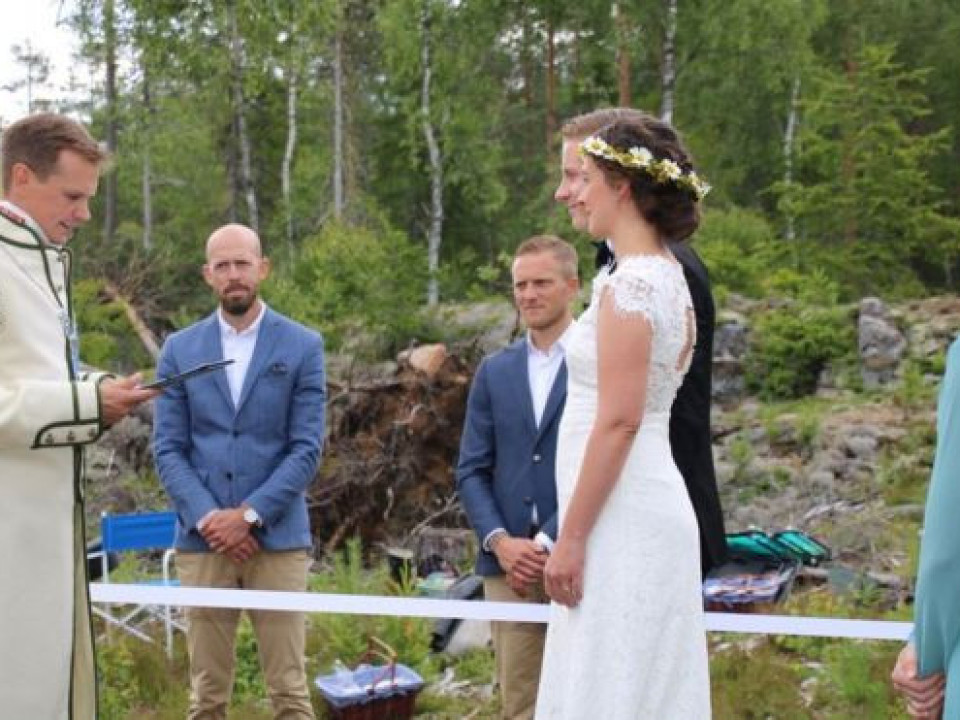 Nuntă la graniță: o norvegiancă și un suedez s-au căsătorit la frontiera dintre cele două țări, din cauza restricțiilor anti-COVID