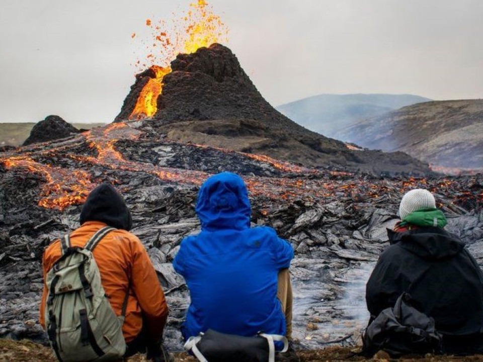 VIRAL | Câțiva turiști ruși au prăjit cârnați pe lava fierbinte a unui vulcan