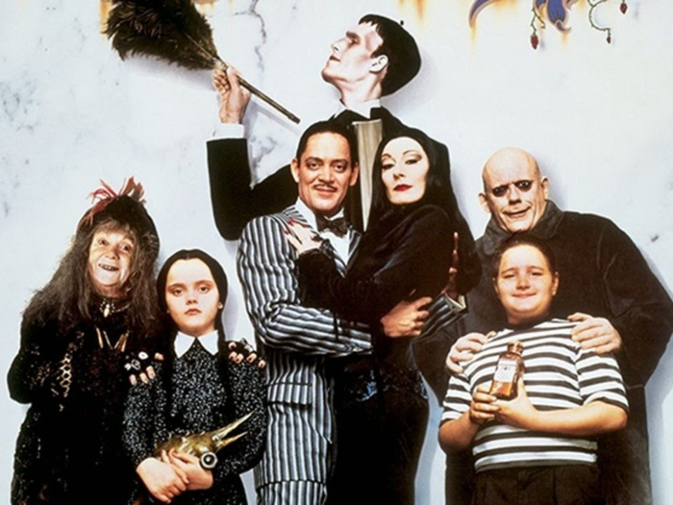 Celebrul regizor Tim Burton va filma în România un nou serial despre Familia Addams 