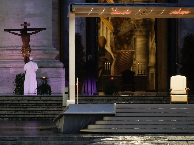 Imagini emoționante | Papa Francisc s-a rugat singur în Piața Sfântul Petru pentru întreaga planetă: „Suntem cu toții în aceeași barcă” 