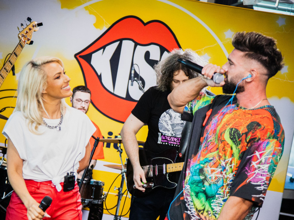 AMNA și Dorian Popa au cântat LIVE la Kiss FM noul lor single „Pare rău, pare bine”