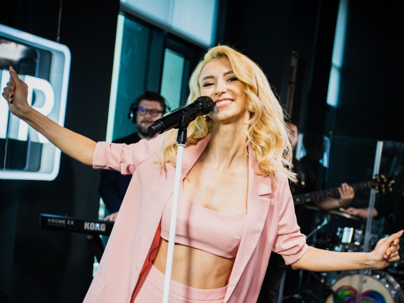Andreea Bălan a cântat live la Kiss FM noul single „Iubește-mă, nu”