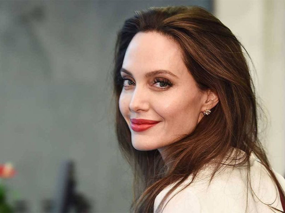 Un actor celebru a dezvăluit că a avut o relație secretă cu Angelina Jolie