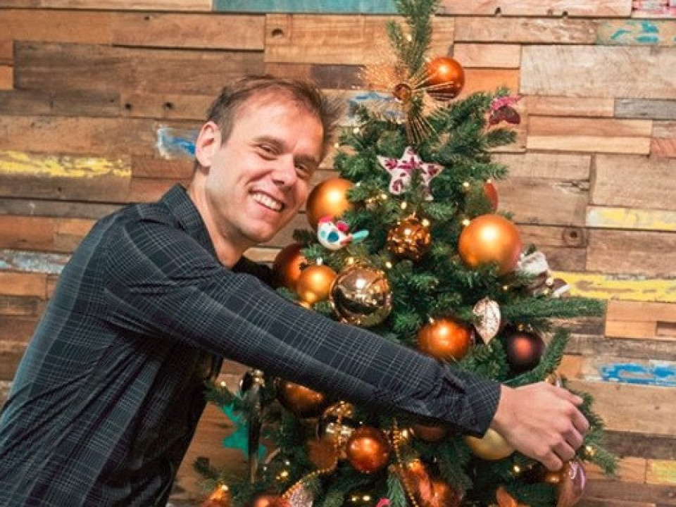 Uite cât de tare sună piesa de Crăciun a lui Armin van Buuren