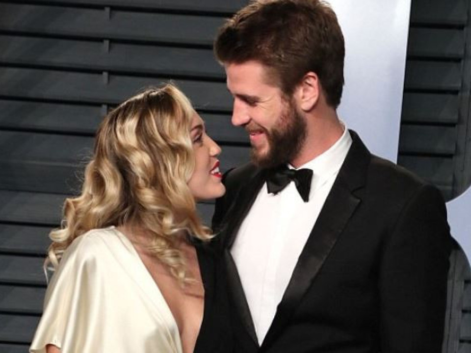 FOTO | Miley Cyrus și Liam Hemsworth au strălucit la petrecerea Vanity Fair 