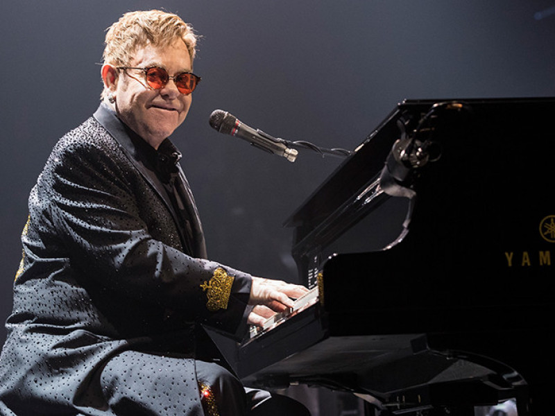 VIDEO | Elton John, lovit în timpul unui concert