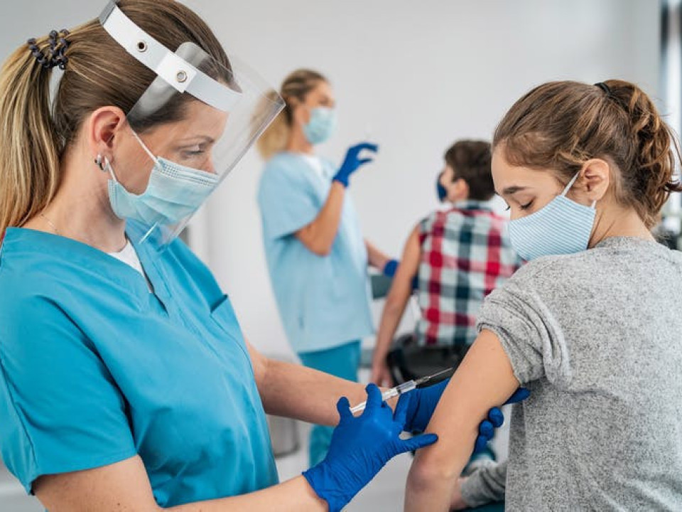 Sondaj U-Report: Peste jumătate dintre adolescenți ar fi de acord să se vaccineze