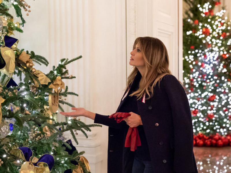 De ce a râs lumea de decorațiunile de Crăciun alese de Melania Trump pentru Casa Albă?
