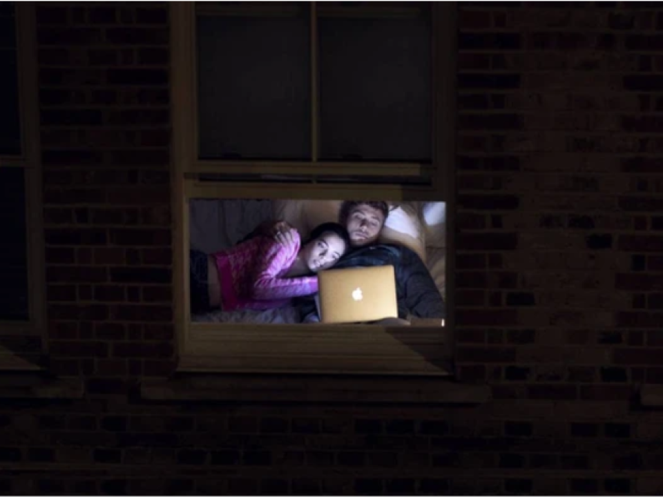 Un fotograf și-a surprins vecinii în momente intime în timpul izolării