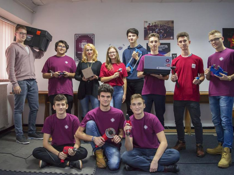 Zece tineri din Târgu Jiu și-au construit propriul robot
