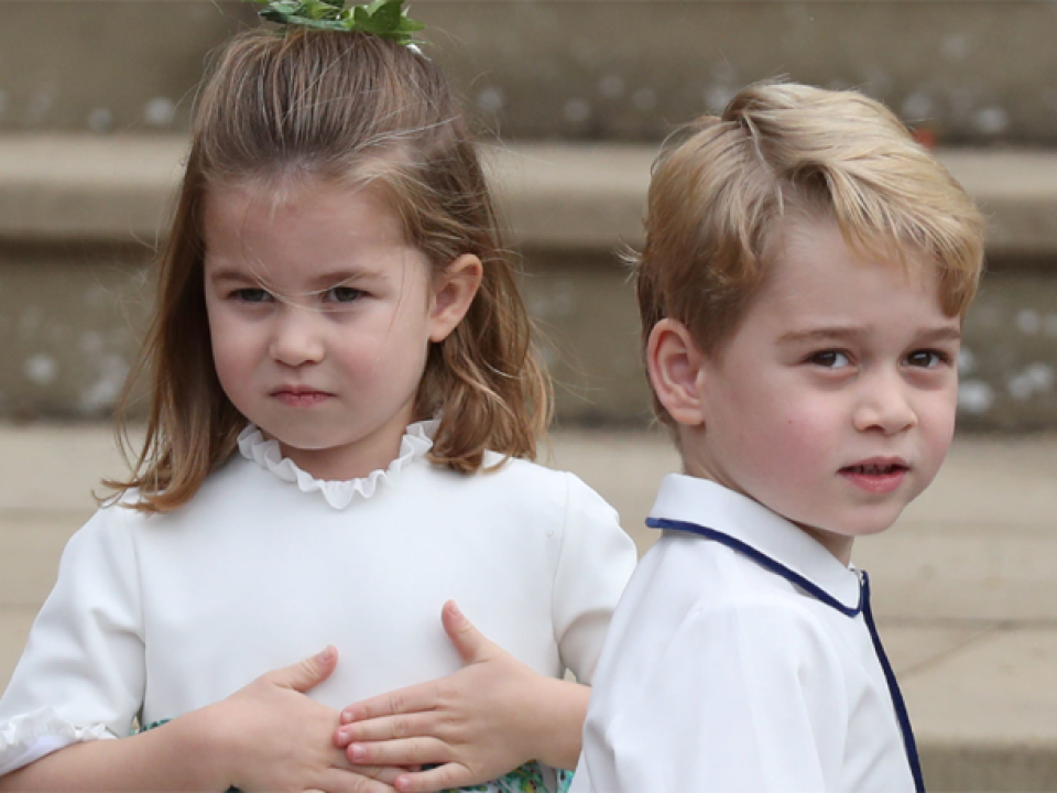 Ce năzbâtii fac Prinţul George şi Prinţesa Charlotte. Bunicul lor i-a dat de gol!
