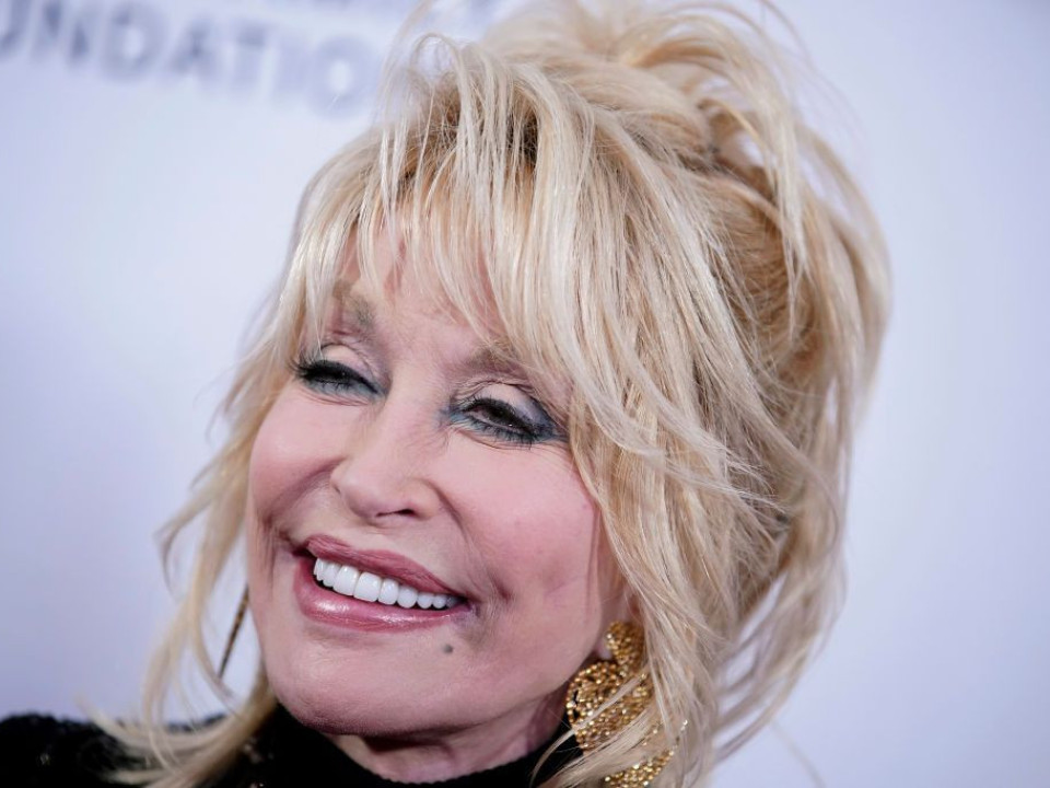 Wow, ce cadou! La 75 de ani, Dolly Parton a recreat celebra sa coperta „Playboy”