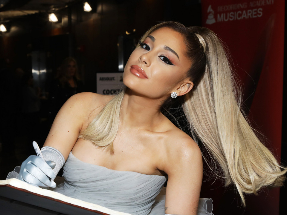 Ariana Grande a lansat albumul „positions" 