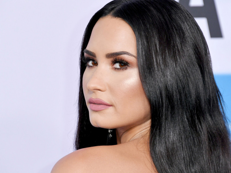 Demi Lovato a anunțat că se indentifică drept persoană non-binară. Ce înseamnă asta?