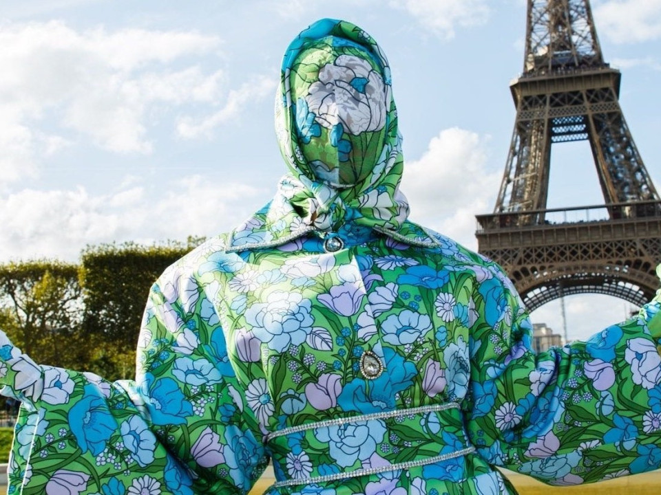 Cine este artista care a apărut „camuflată” la Săptămâna Modei de la Paris