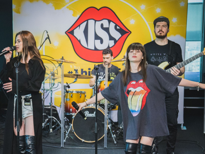 Ioana Ignat și Maia Mălăncuș au cântat împreună la Kiss FM piesa „Îți place și ție”