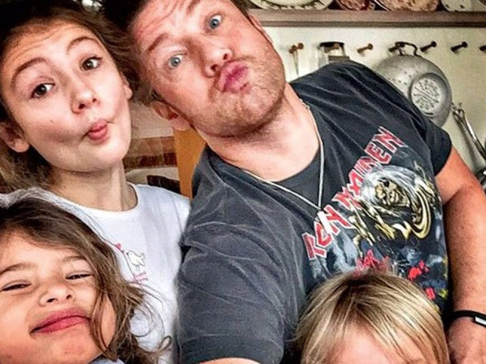 Jamie Oliver își spionează fiicele cu o aplicație de pe mobil