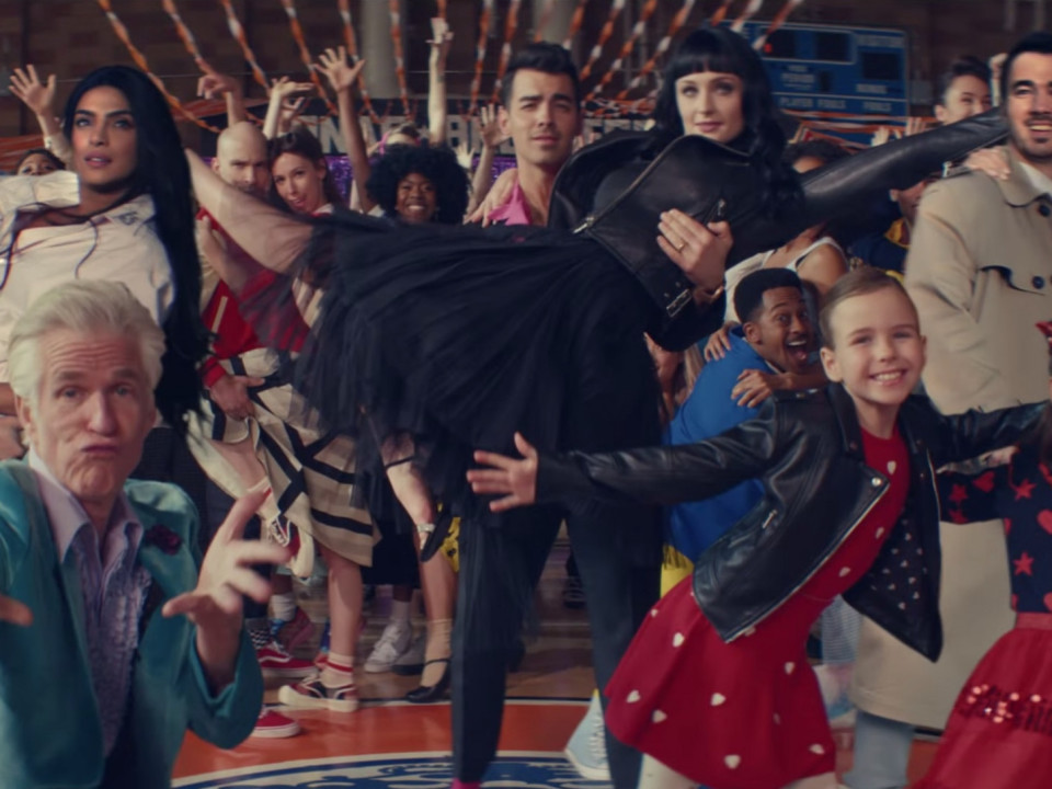 Jonas Brothers dansează în lenjerie intimă într-un nou videoclip, în care apar şi soţiile lor