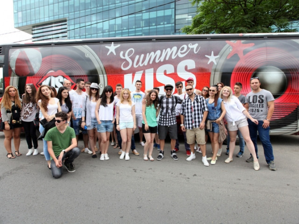 Episodul 2 din SummerKiss BASS: Distractie cu Alex Velea, nebunie la Carnavalul din Mamaia si super-petrecere cu Partydul Kiss FM