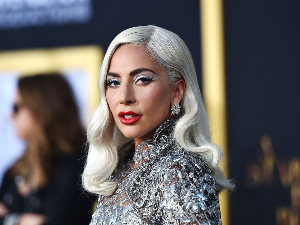 Lady Gaga îi face concurență Rihannnei și  lansează propria linie de produse cosmetice