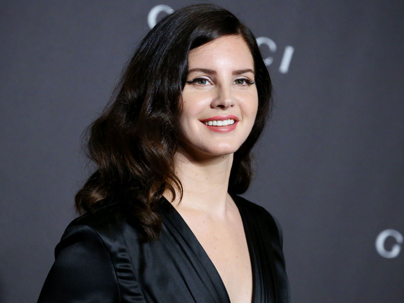 Lana del Rey s-a îmbrăcat de la mall pentru gala Premiilor Grammy 2020!