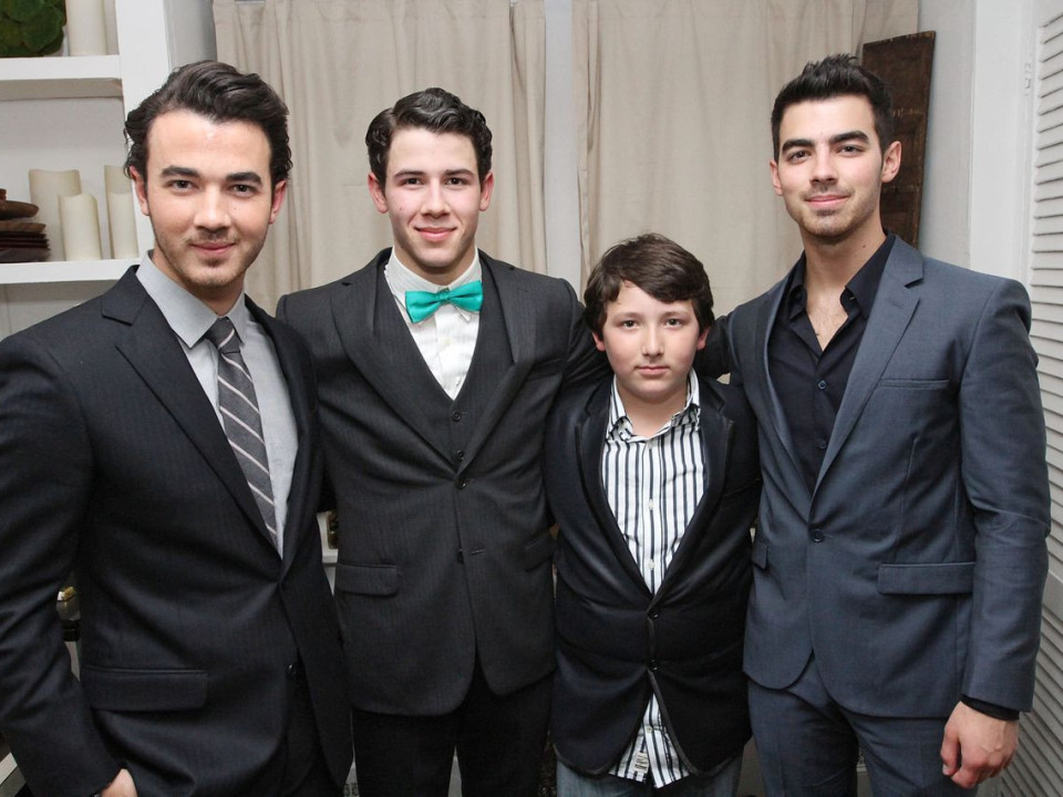 Ce mai face mezinul familiei Jonas? Frankie seamănă foarte bine cu Kevin și Nick