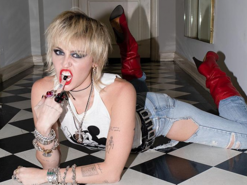 FOTO | Miley Cyrus a pozat topless într-un nou pictorial incendiar