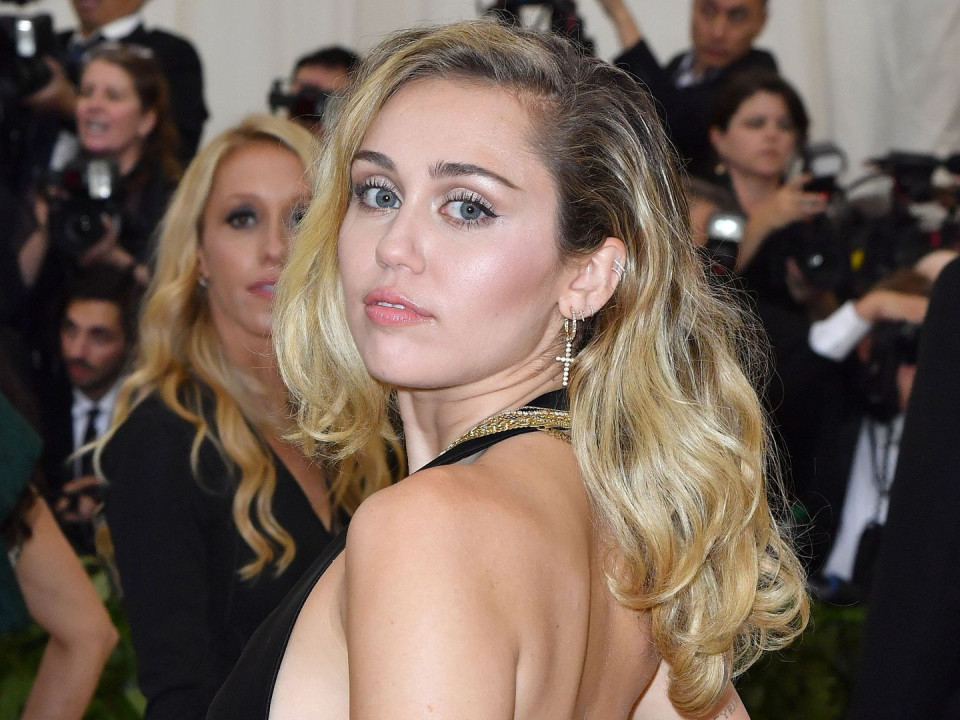 Miley Cyrus, din nou single. Ce merge prost în viața amoroasă a artistei?
