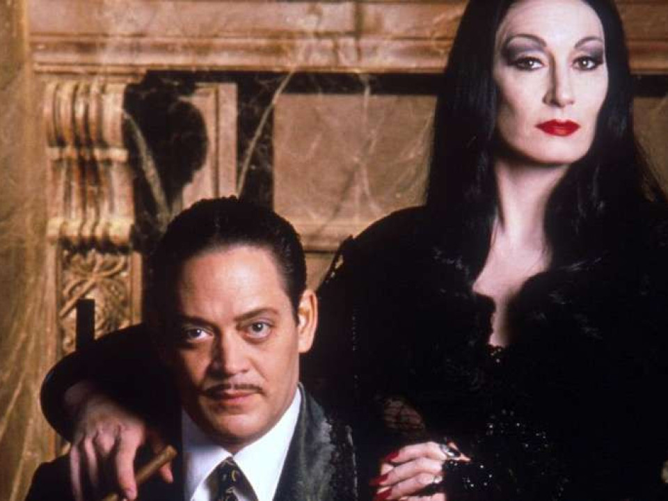 Ce actori celebri îi vor juca pe Morticia și Gomez în noul serial „Familia Addams”, care se filmează în România