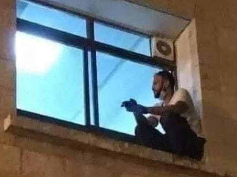 Un tânăr nu a vrut să-și lase mama singură în spital și s-a cățărat zilnic două etaje, pentru a sta la fereastra ei