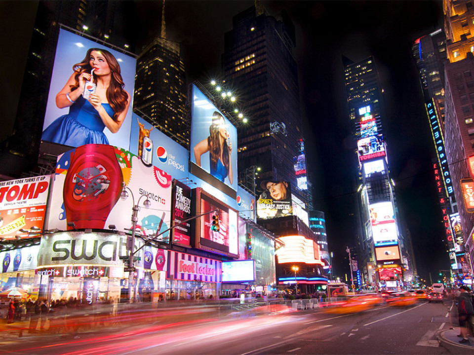 Un artist român, promovat în Times Square! Cine este acesta și cum sună piesa care i-a cucerit pe americani