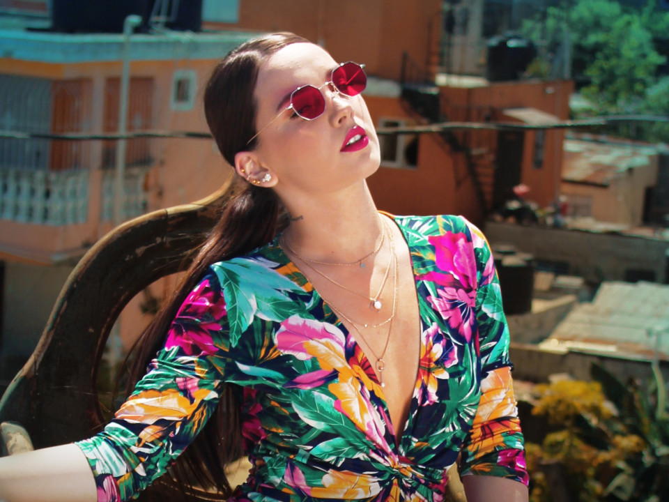 OANA își face debutul cu hitul latino, „Duro”