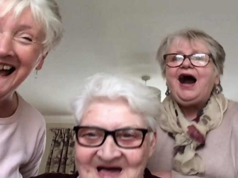 VIDEO | Trei pensionare din Anglia s-au mutat împreună în perioada carantinei pentru a urmări seriale de pe Netflix
