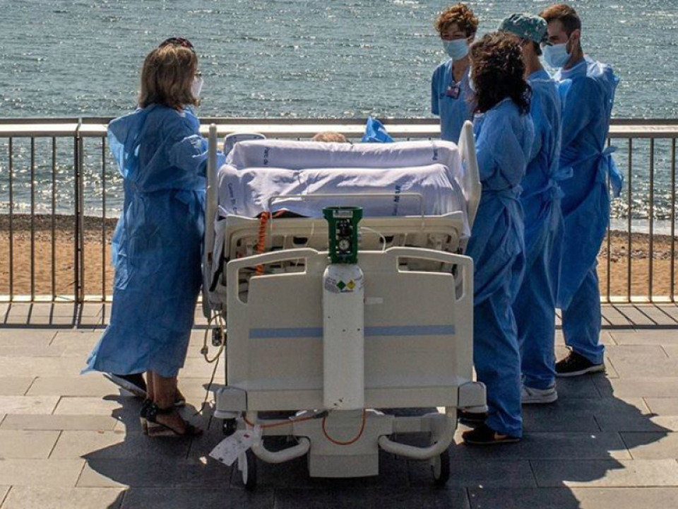 Pacienții spanioli, care au fost infectați cu COVID-19, au fost duși de medici, pe plaja din Barcelona