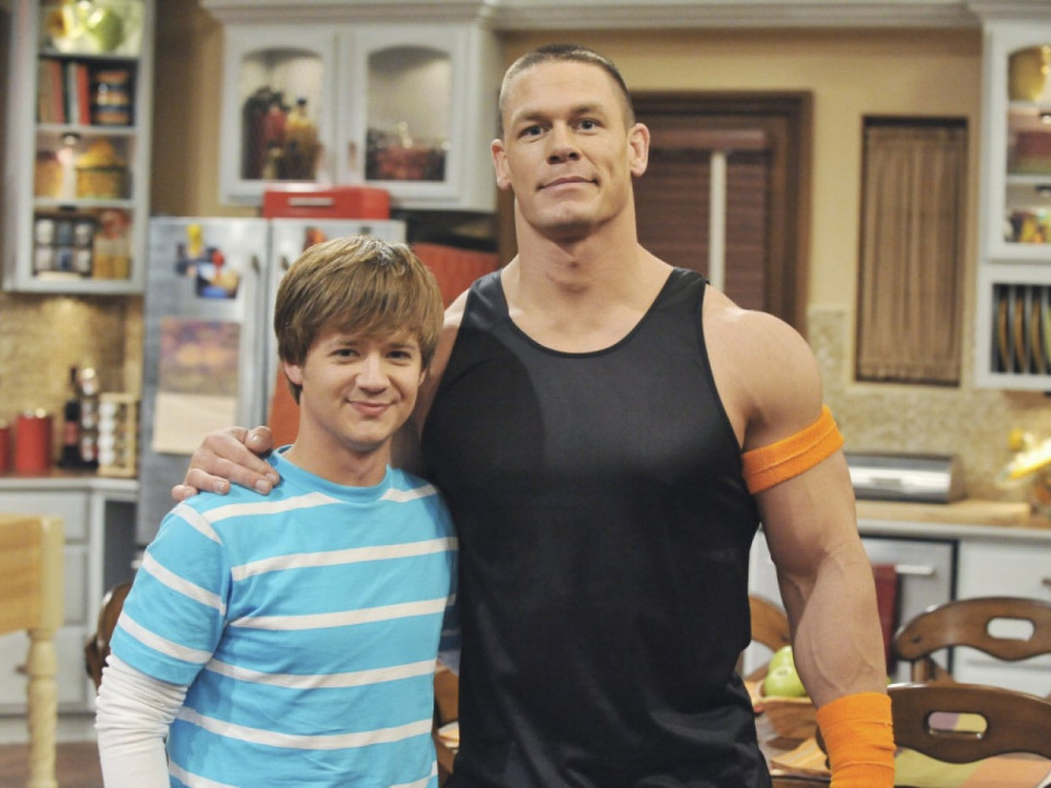 John Cena și fratele lui Hannah Montana au aceeași vârstă, iar fanilor nu le vină să creadă