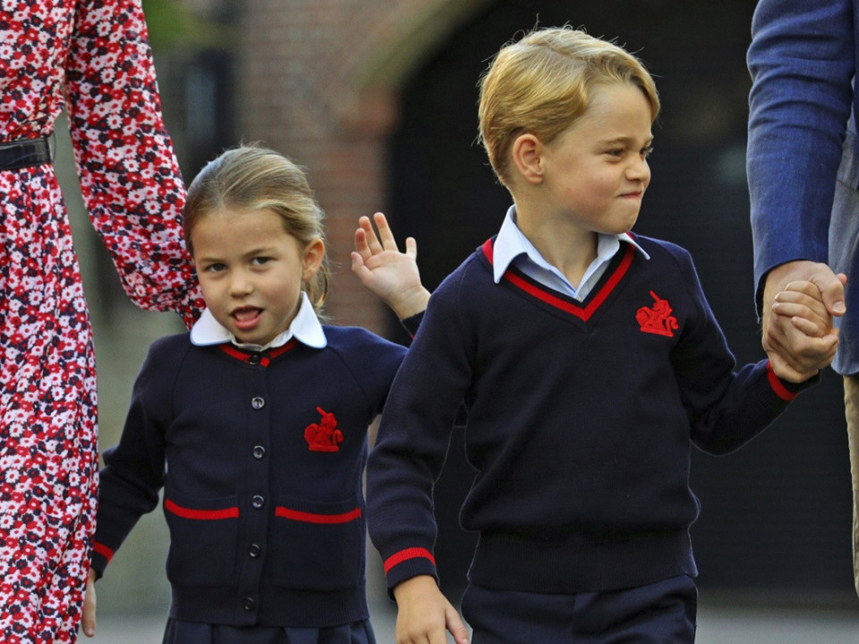 Imagini inedite cu Prințesa Charlotte și Prințul George, în prima zi de școală