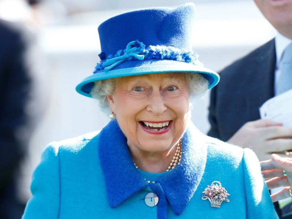Hahaha! Regina Marii Britanii, surprinsă în timp ce alerga după Prințul William, la o nuntă din '86