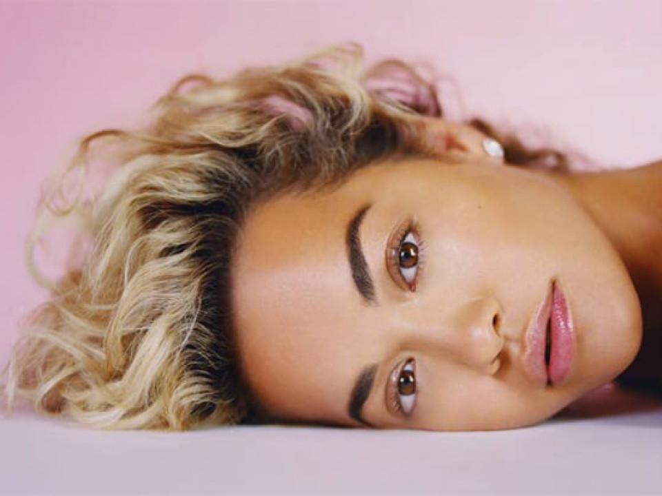 Rita Ora cântă despre relații și despărțiri în piesa „Falling To Pieces”