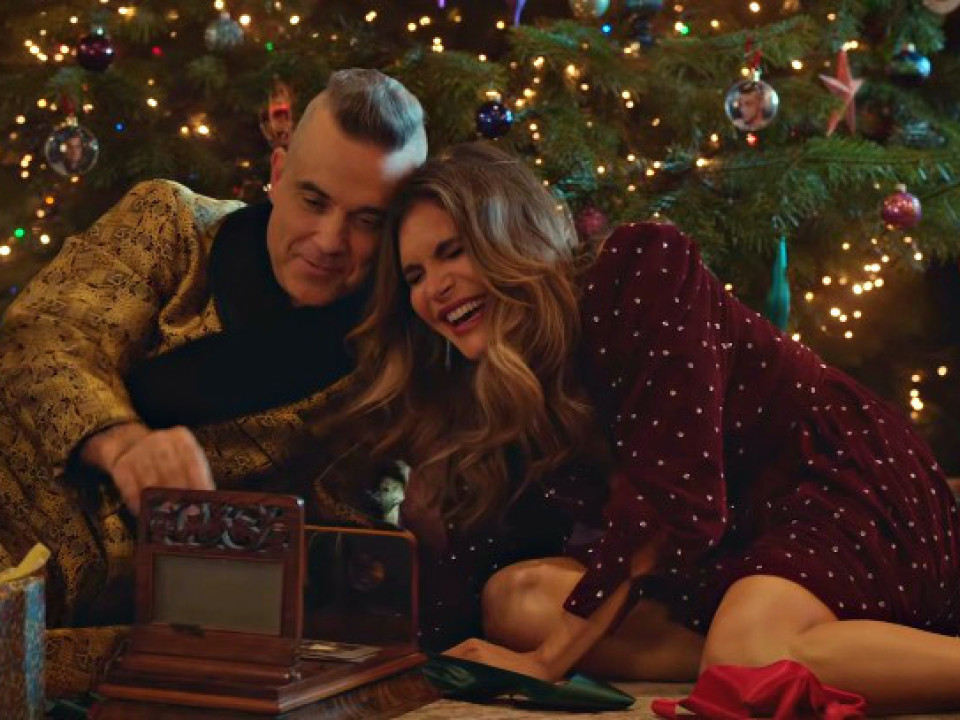 Robbie Williams a lansat cel mai emoţionant videoclip de Crăciun în care apare alături de familia sa!