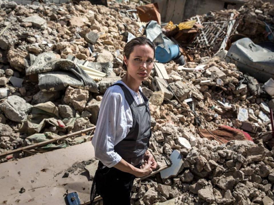 Angelina Jolie, în lacrimi după ce a vizitat un oraș din Irak
