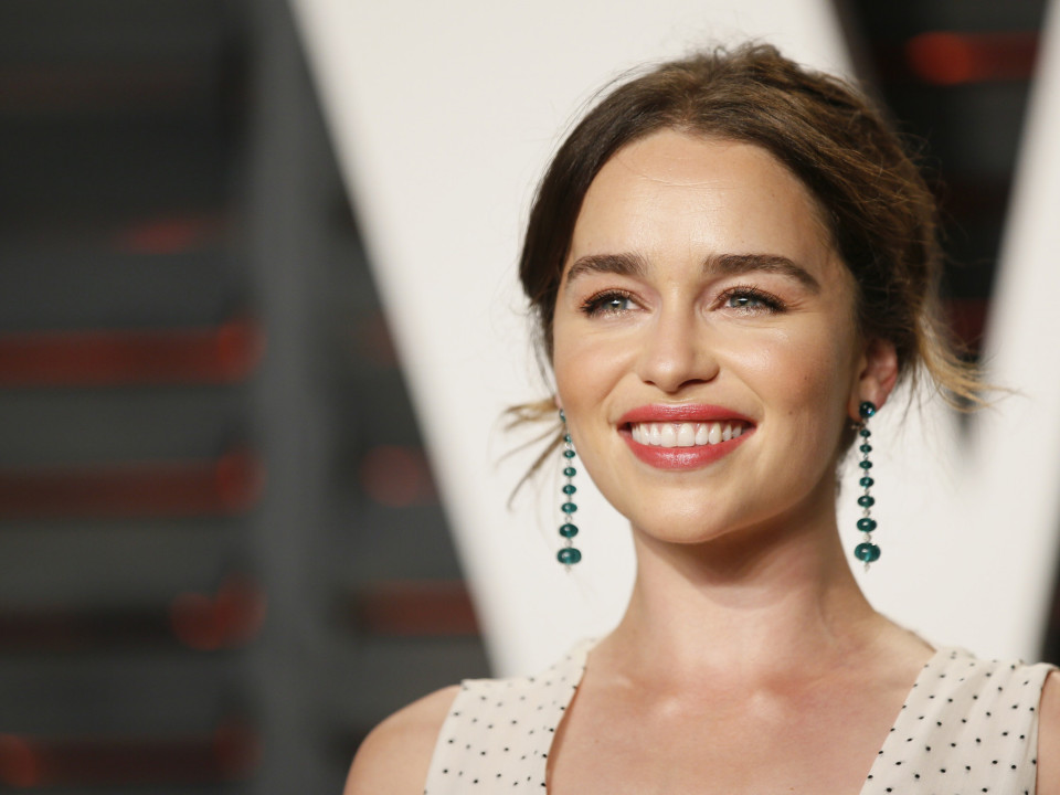 Emilia Clarke își invită fanii la cină, în schimbul unei donații!